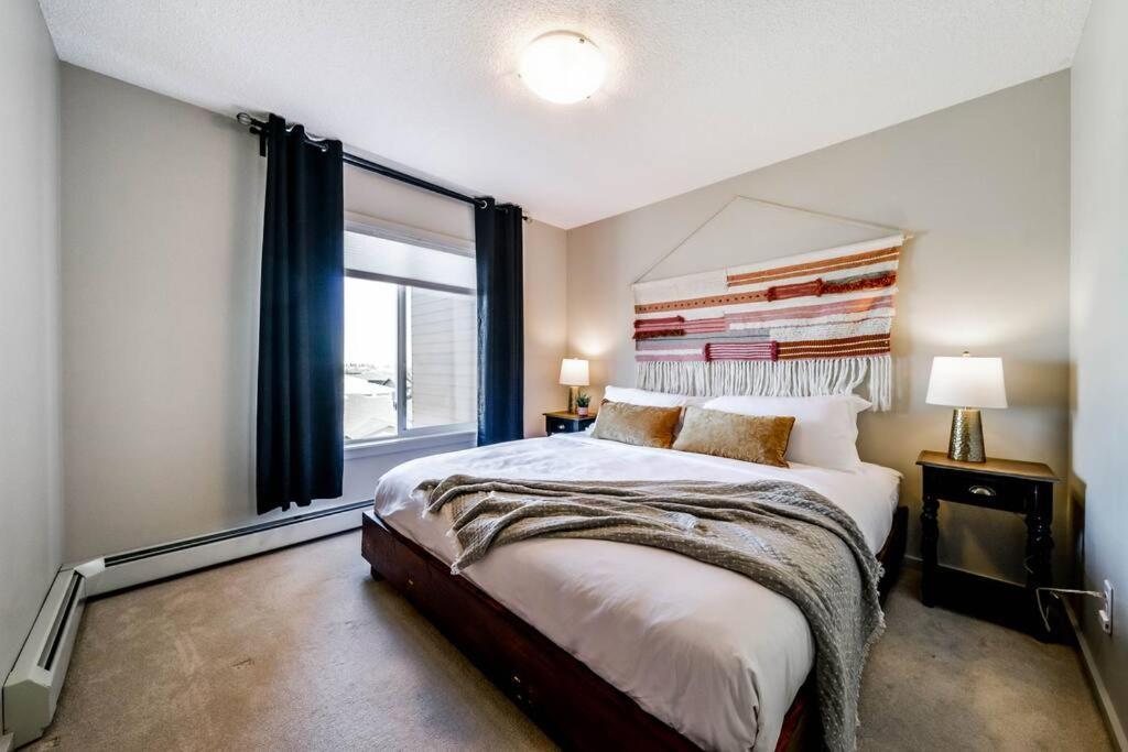 Bright Luxe Condo, Ac, Top Floor, King Bed, Balcony! 埃德蒙顿 外观 照片