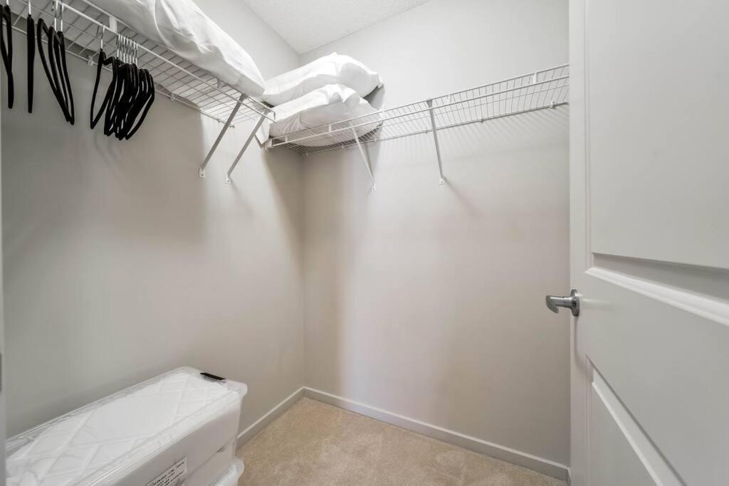 Bright Luxe Condo, Ac, Top Floor, King Bed, Balcony! 埃德蒙顿 外观 照片