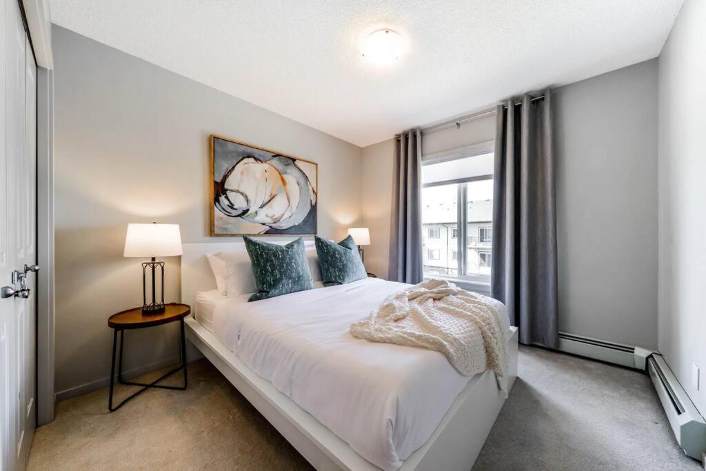 Bright Luxe Condo, Ac, Top Floor, King Bed, Balcony! 埃德蒙顿 外观 照片