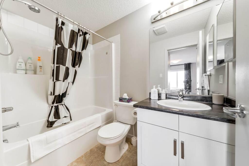 Bright Luxe Condo, Ac, Top Floor, King Bed, Balcony! 埃德蒙顿 外观 照片