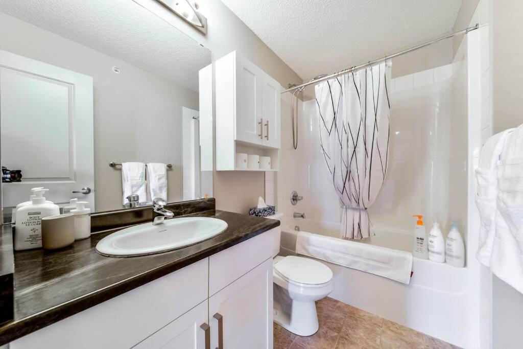 Bright Luxe Condo, Ac, Top Floor, King Bed, Balcony! 埃德蒙顿 外观 照片