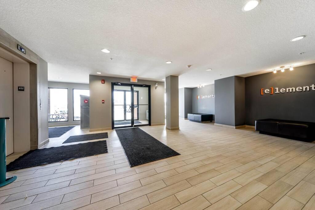 Bright Luxe Condo, Ac, Top Floor, King Bed, Balcony! 埃德蒙顿 外观 照片