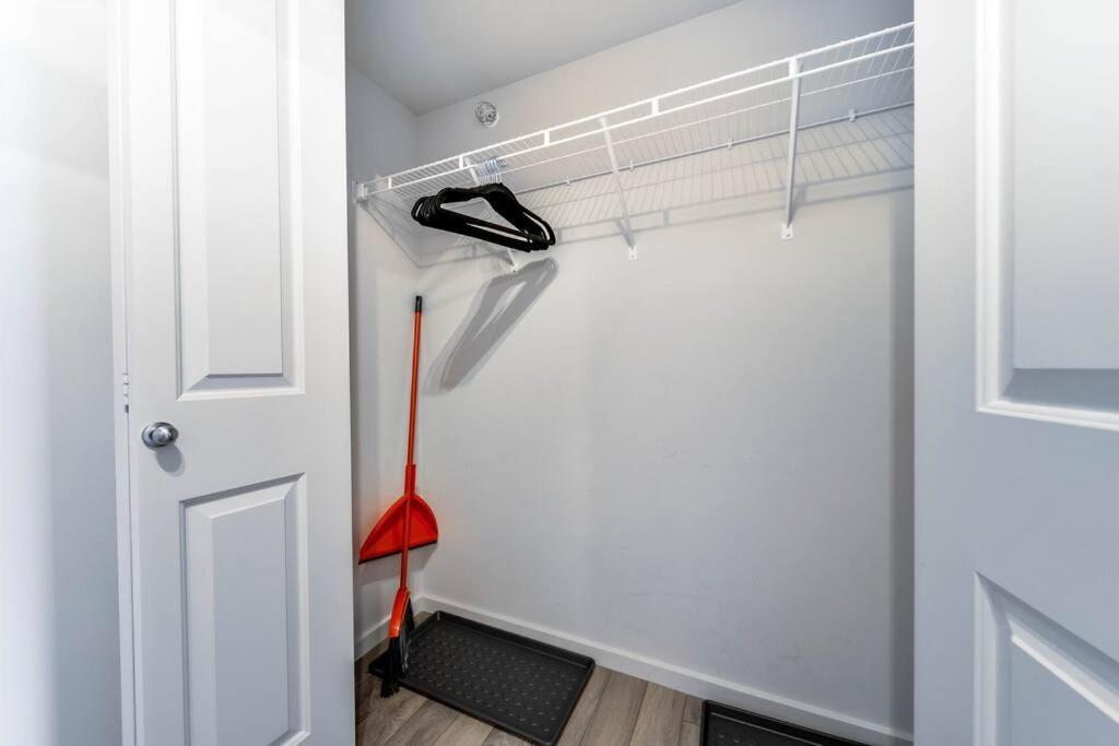 Bright Luxe Condo, Ac, Top Floor, King Bed, Balcony! 埃德蒙顿 外观 照片